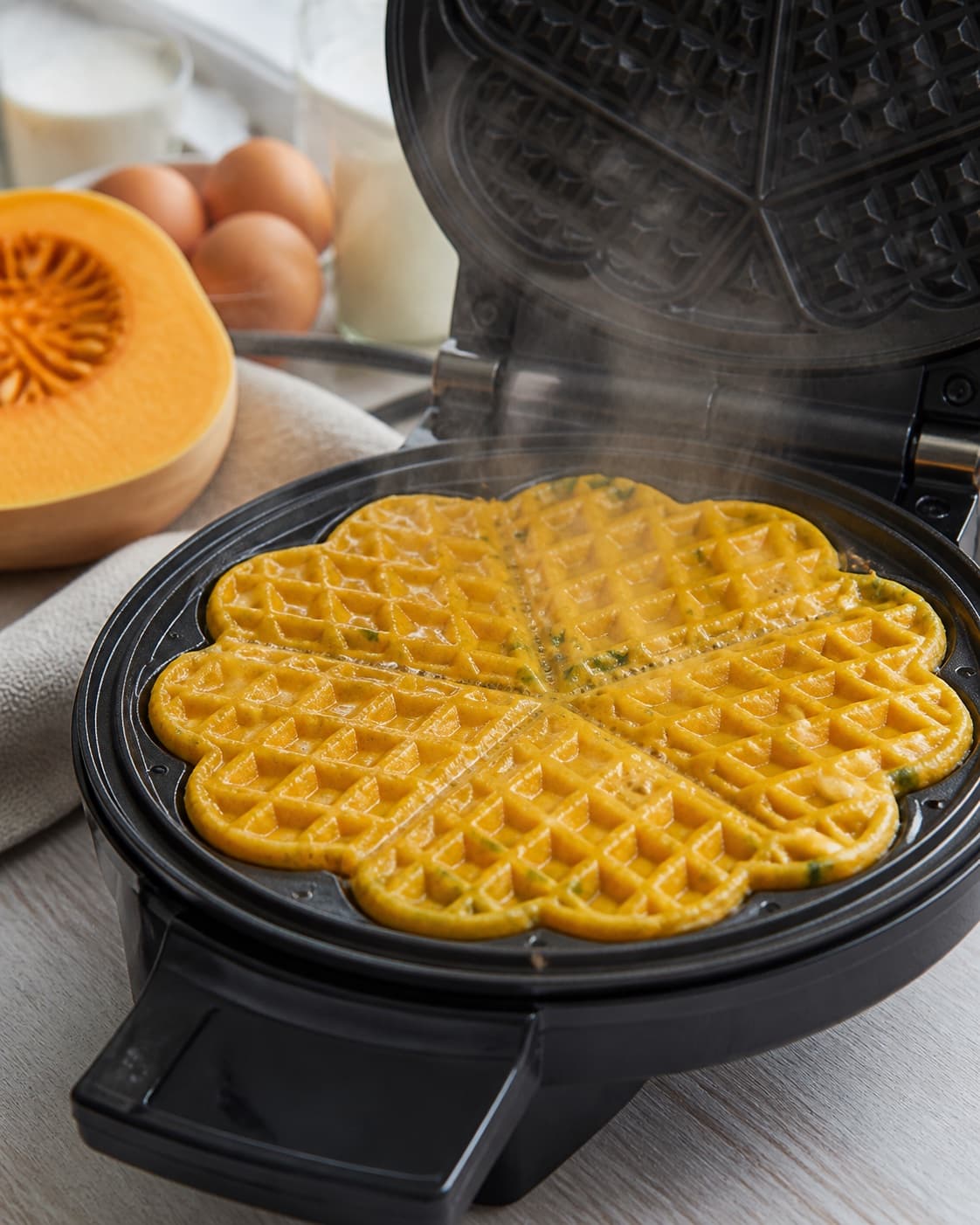 græskarvafler gently simmering with visible ingredients under tilberedningen af græskarvafler
