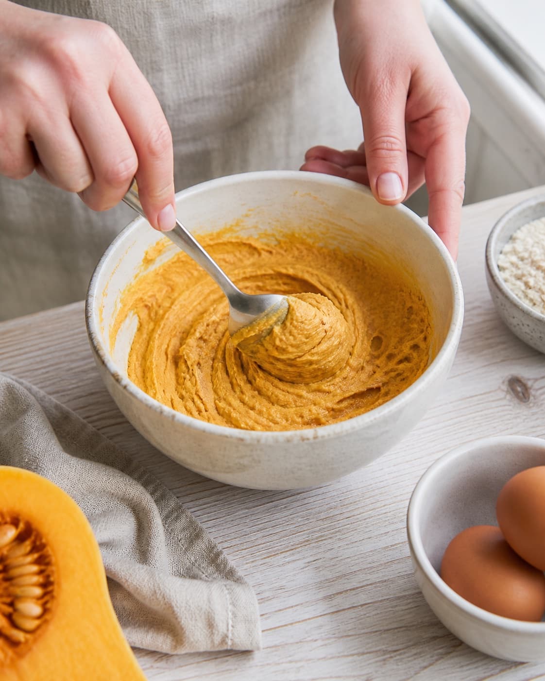 The texture of græskarvafler being adjusted in the pot under tilberedningen af græskarvafler
