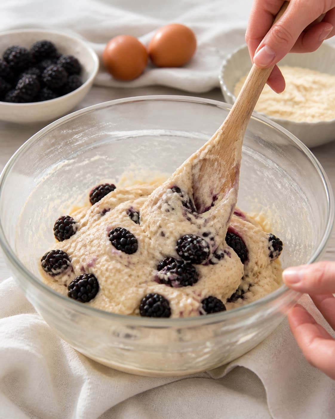 The batter or dough for brombærkage uden mel being gently combined under tilberedningen af brombærkage uden mel