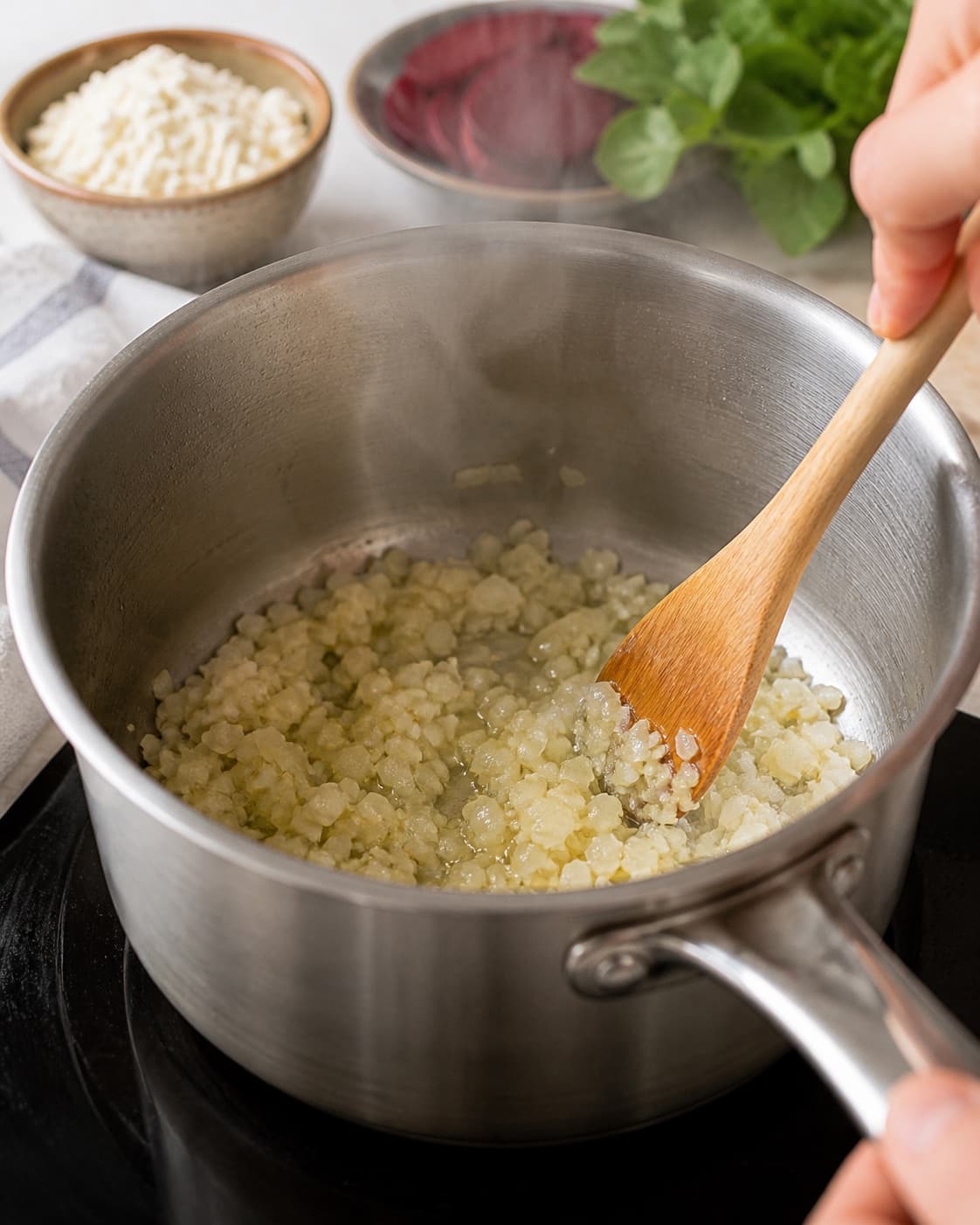 Aromatic base for rødbedevafler med topping gently cooking in a pot under tilberedningen af rødbedevafler med topping