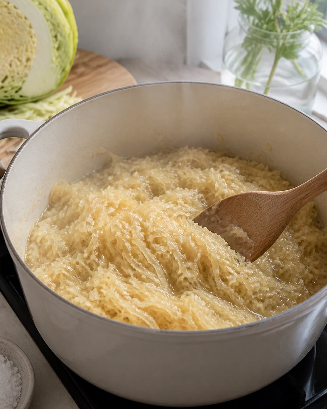 sauerkraut – hjemmelavet surkål simmering to a glossy even consistency under tilberedningen af sauerkraut – hjemmelavet surkål