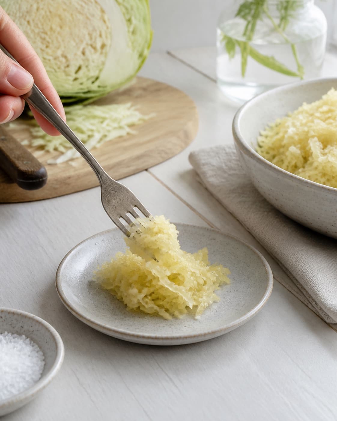 A chilled consistency test for sauerkraut – hjemmelavet surkål on a small plate under tilberedningen af sauerkraut – hjemmelavet surkål