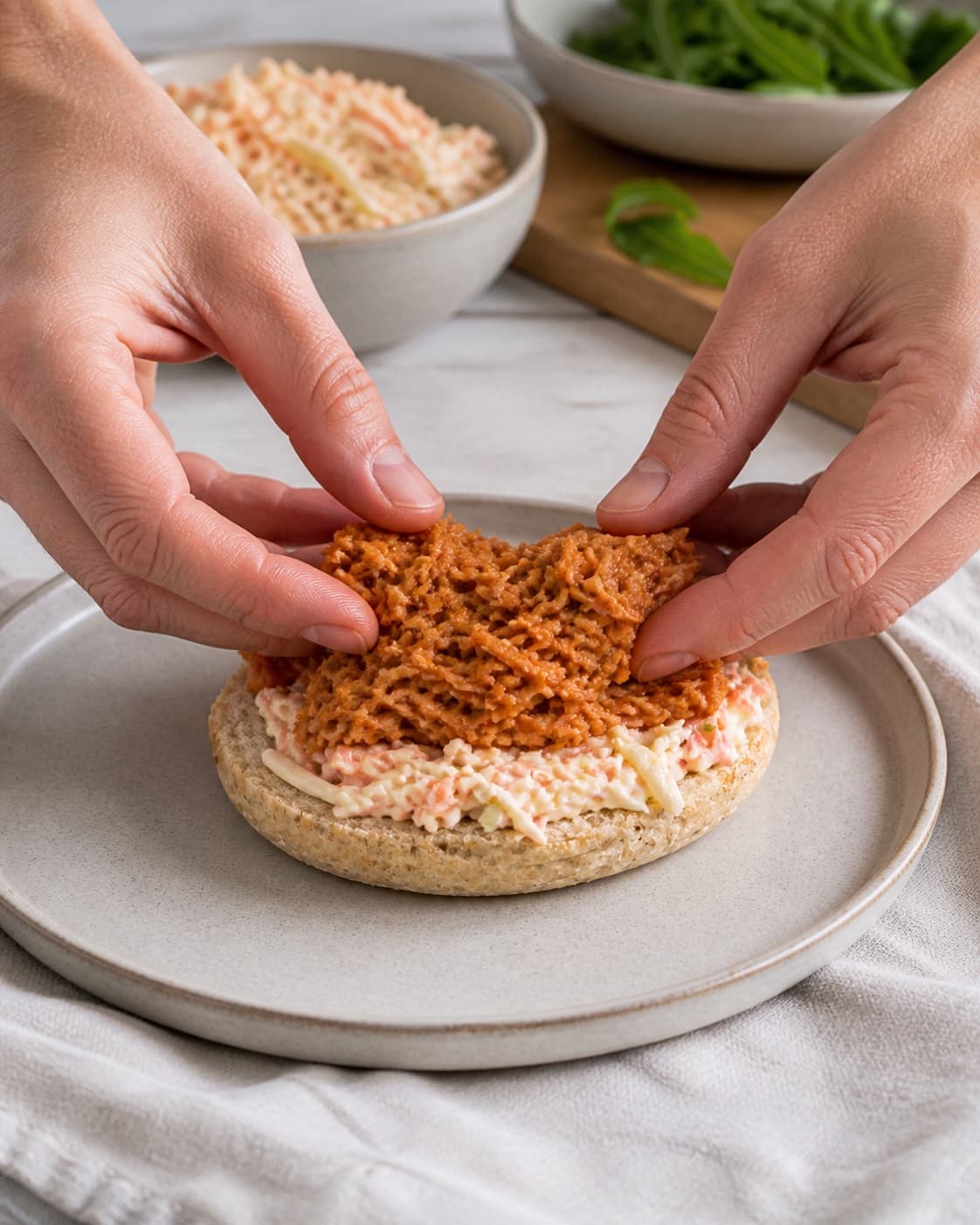 Equal portions of pulled chicken burger med coleslaw being formed under tilberedningen af pulled chicken burger med coleslaw