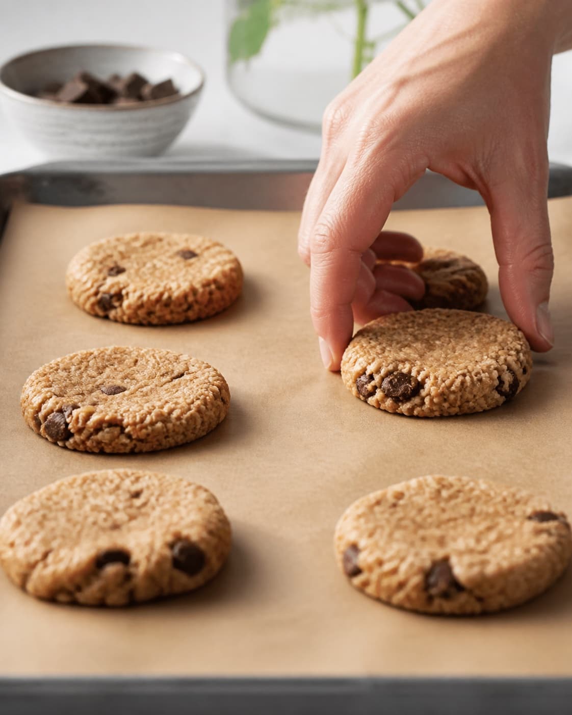is sandwich med cookies being portioned evenly before baking under tilberedningen af is sandwich med cookies