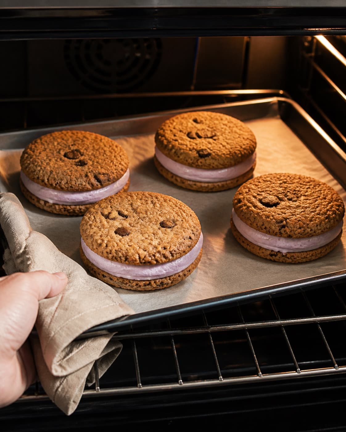 is sandwich med cookies baking until golden with a visibly set centre under tilberedningen af is sandwich med cookies
