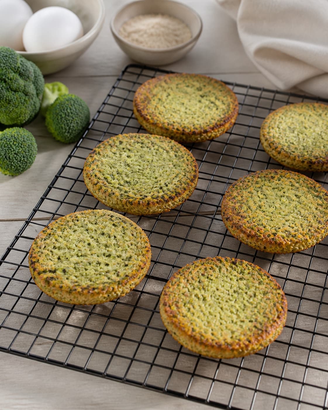 Golden baked broccoliboller uden mel cooling on a wire rack under tilberedningen af broccoliboller uden mel