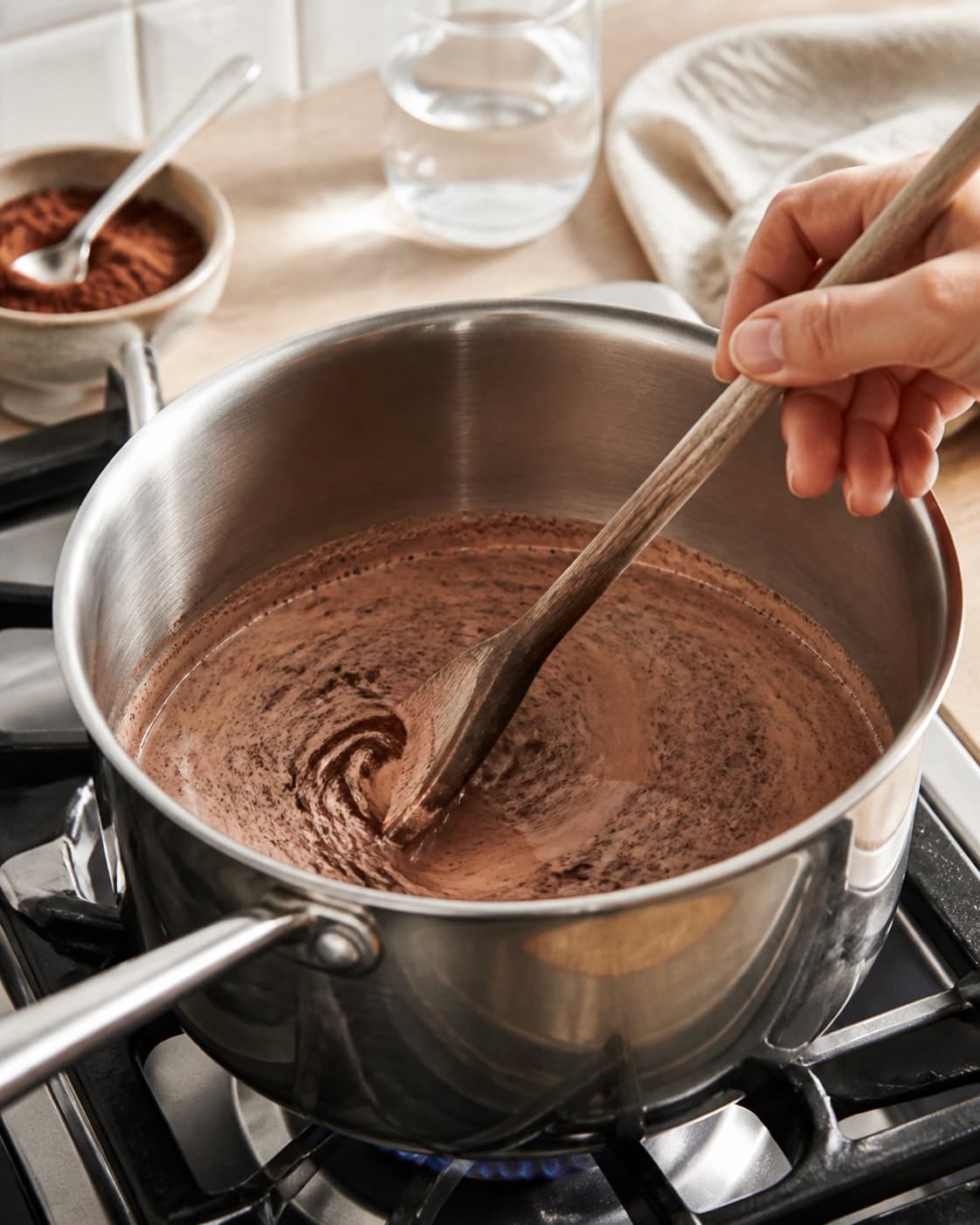 Aromatic base for chokoladegrød med kakao gently cooking in a pot under tilberedningen af chokoladegrød med kakao