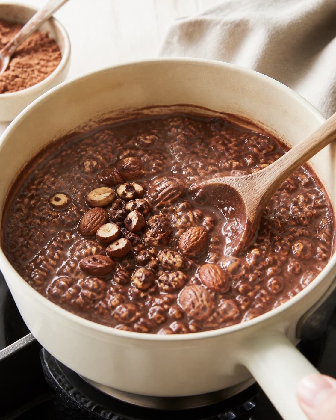 chokoladegrød med kakao gently simmering with visible ingredients under tilberedningen af chokoladegrød med kakao