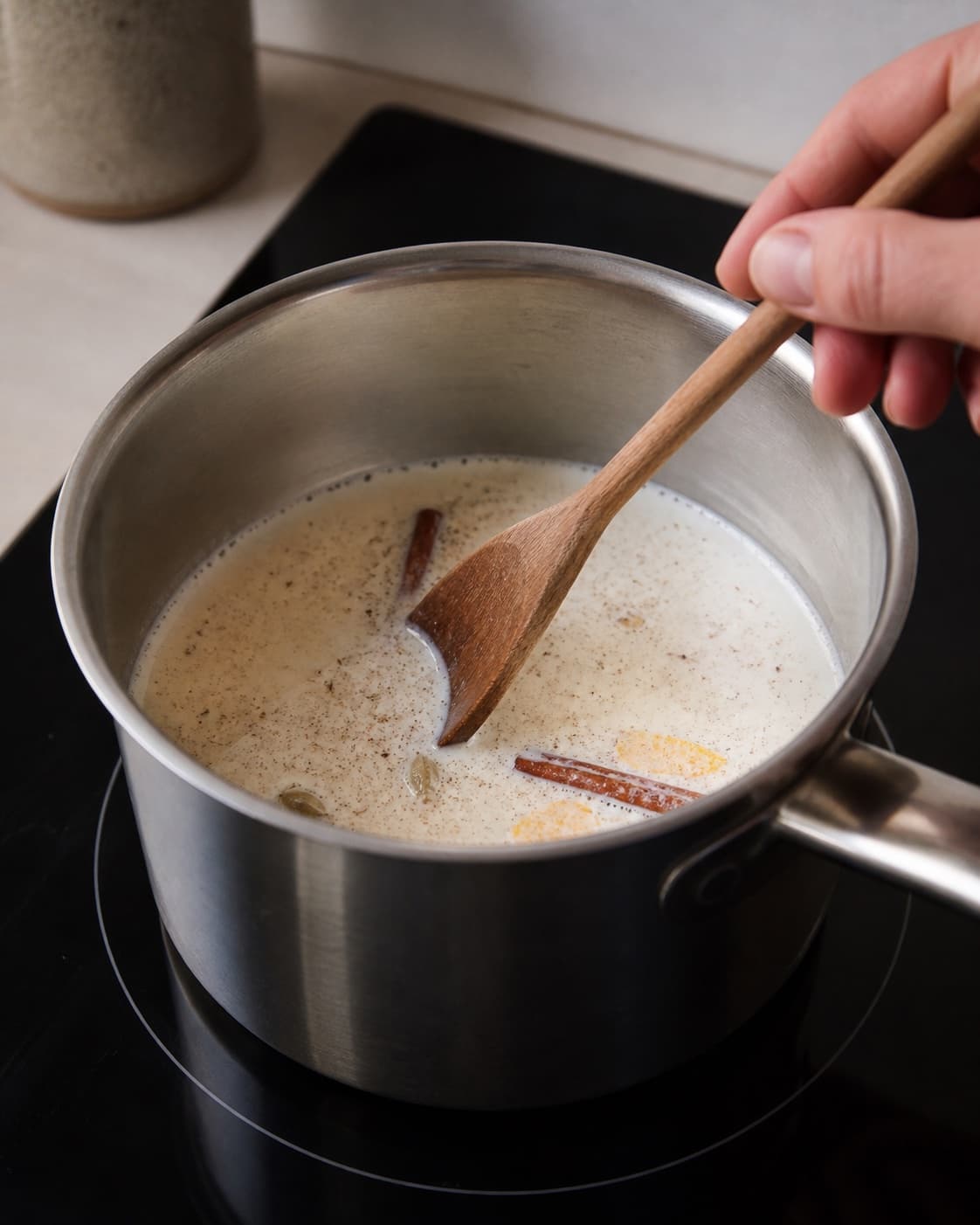 Aromatic base for chiagrød – nem grundopskrift gently cooking in a pot under tilberedningen af chiagrød – nem grundopskrift