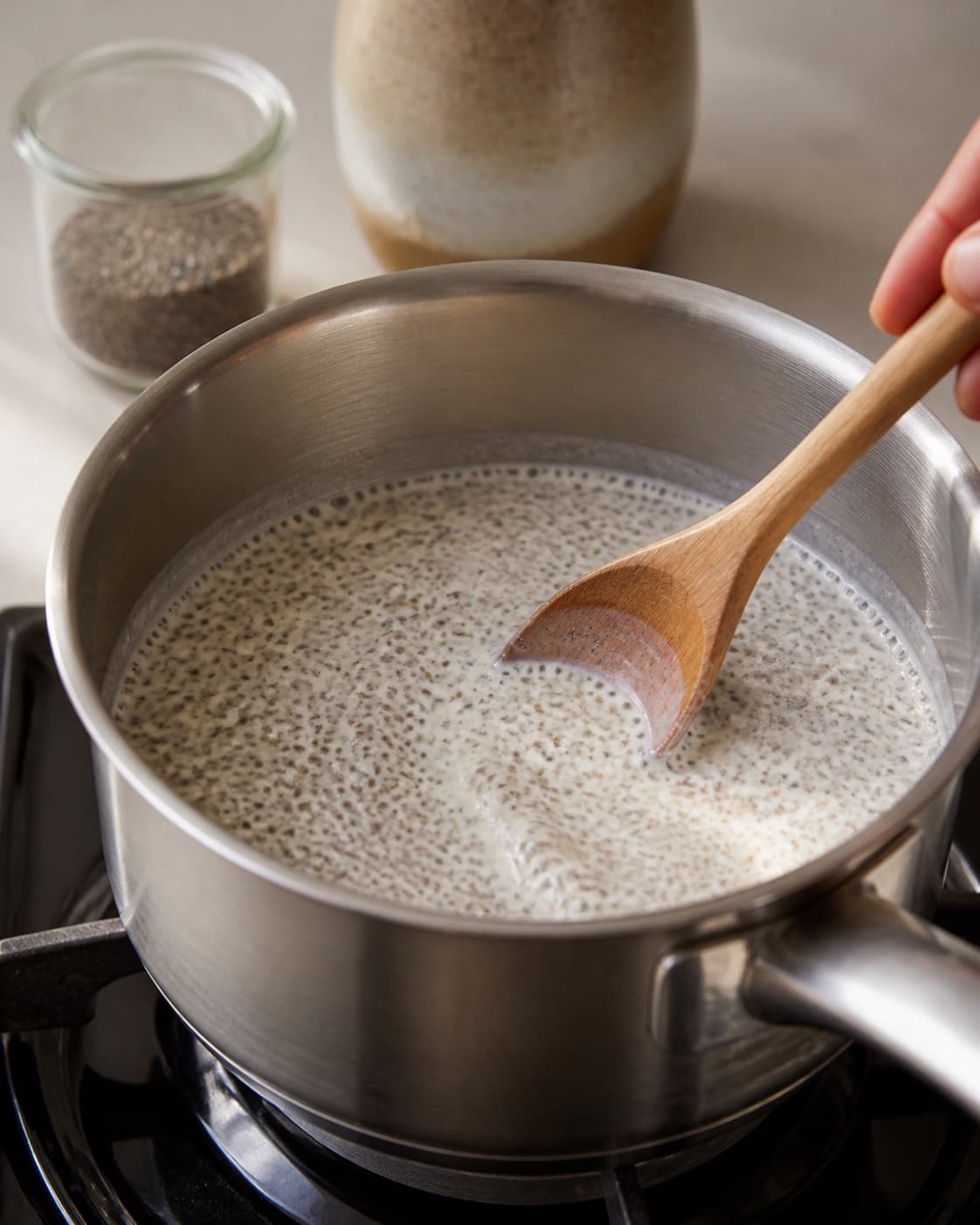 chiagrød – nem grundopskrift gently simmering with visible ingredients under tilberedningen af chiagrød – nem grundopskrift