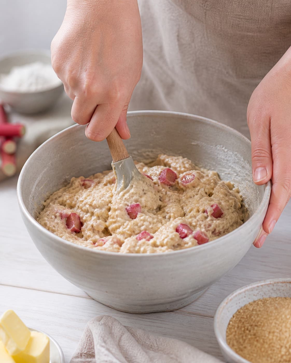 The batter or dough for sunde rabarbermuffins being gently combined under tilberedningen af sunde rabarbermuffins