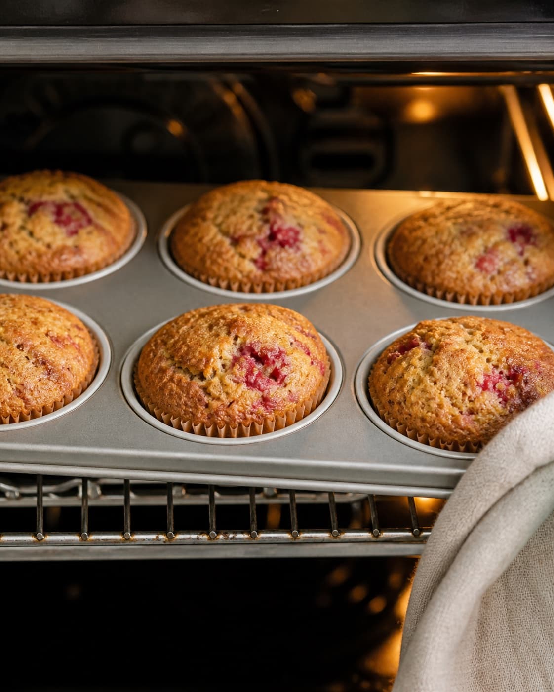Raspberry muffins baking until domed and set around the juicy berries under tilberedningen af sunde hindbærmuffins
