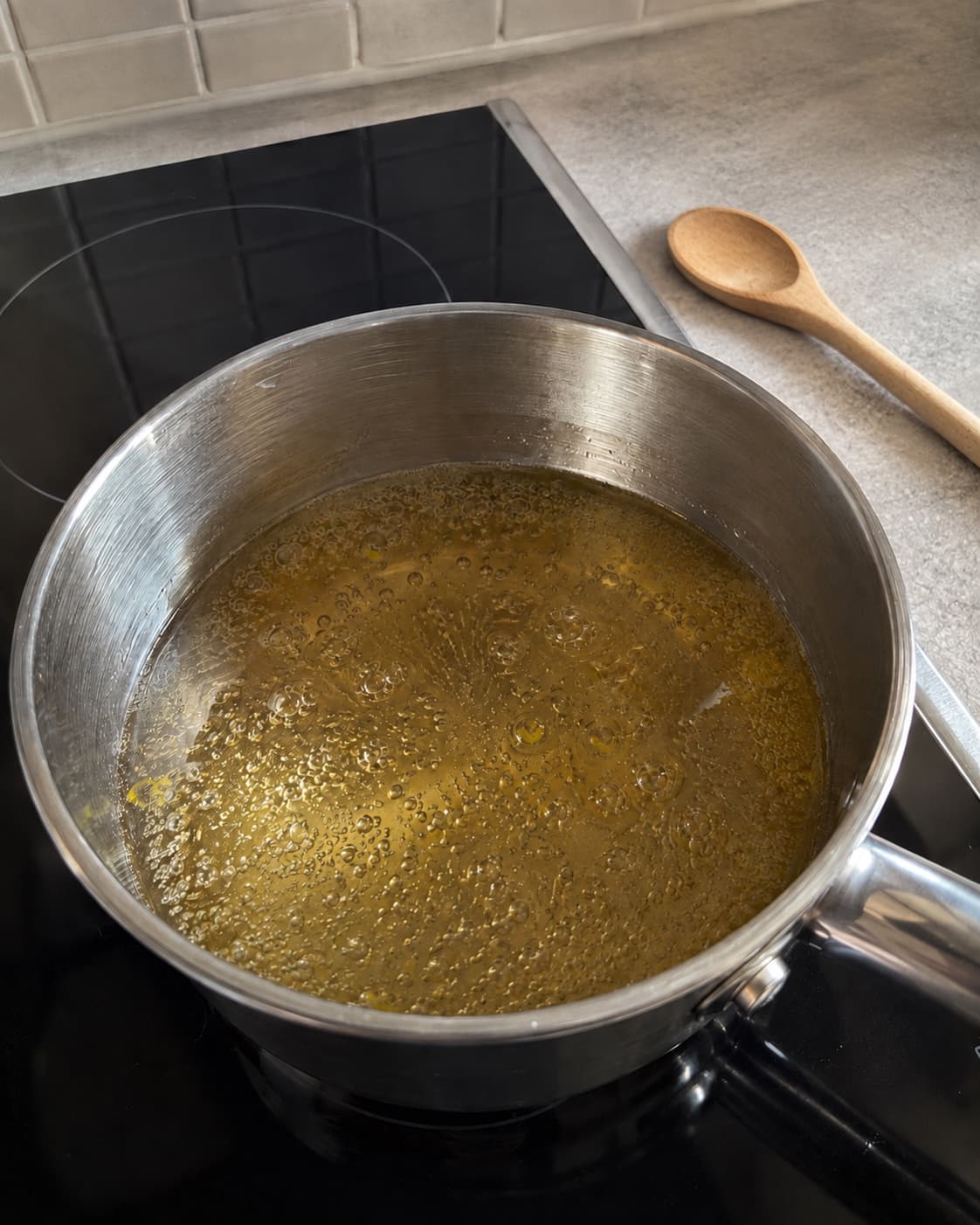 Appelsin-honningsirup koges lyst til 105 grader