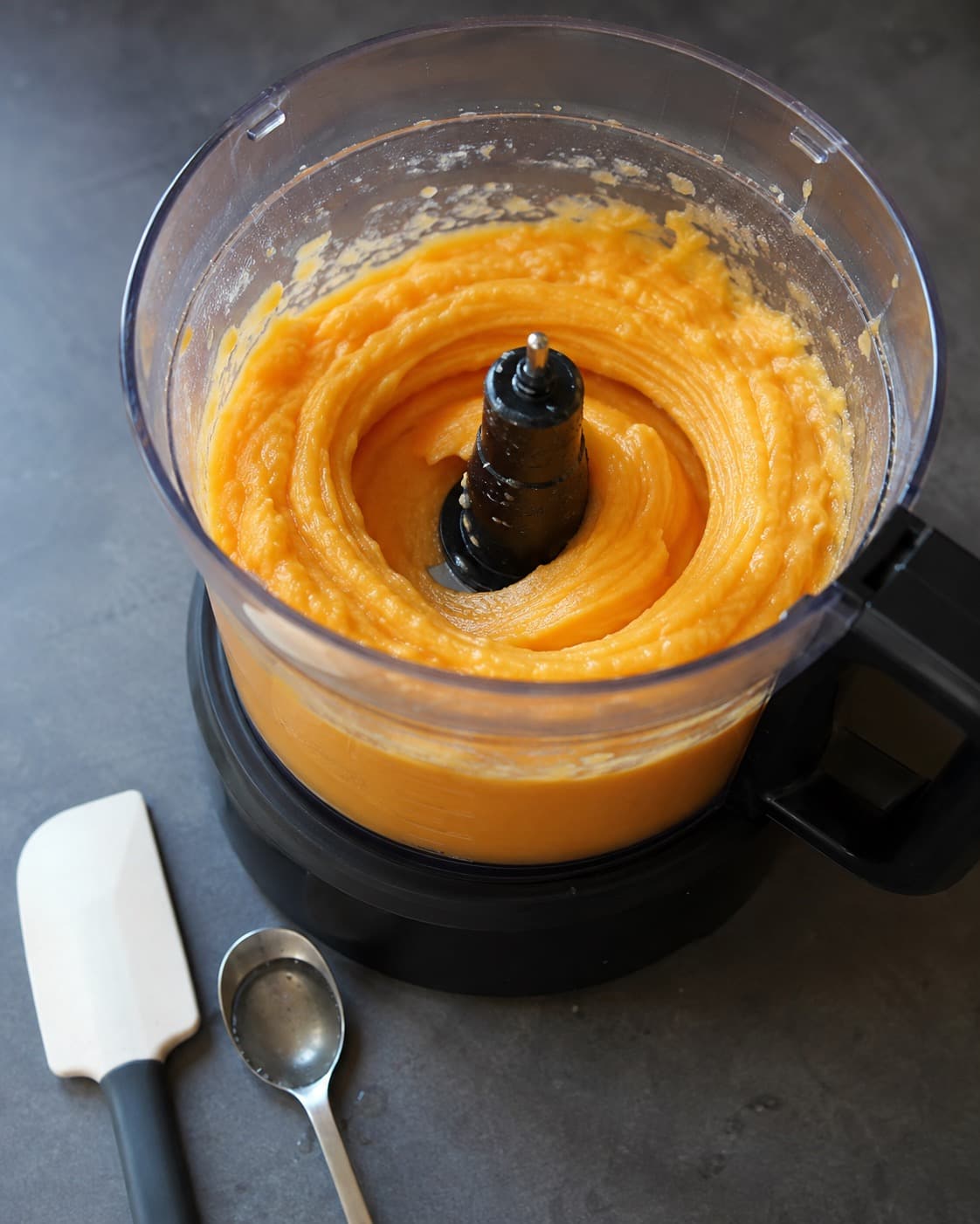 Frosne abrikoser blendes med kold sirup til tæt orange softice