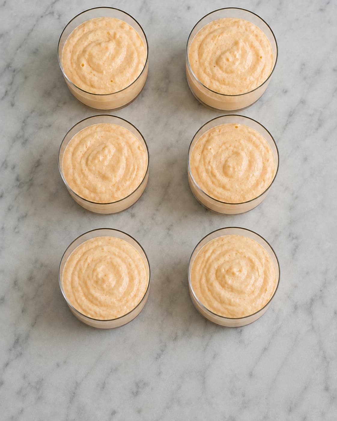 Seks glas appelsinfromage sætter sig ved fem grader