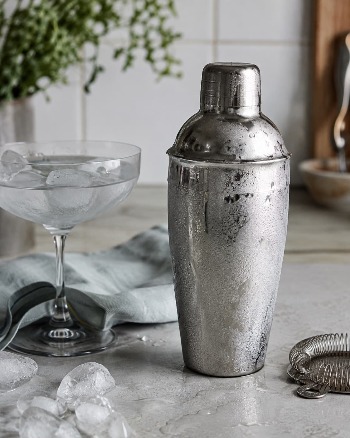 Rimkold cocktailshaker efter kraftig shaking med store isterninger