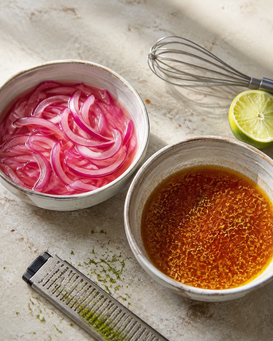 Rødløg bliver blankt rosa i limesaft, mens koriander-limedressingen piskes sammen