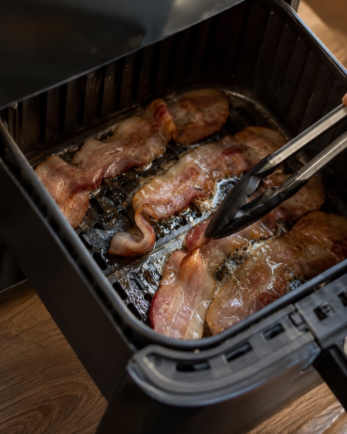 Baconskiver vendes og omfordeles halvvejs i airfryeren