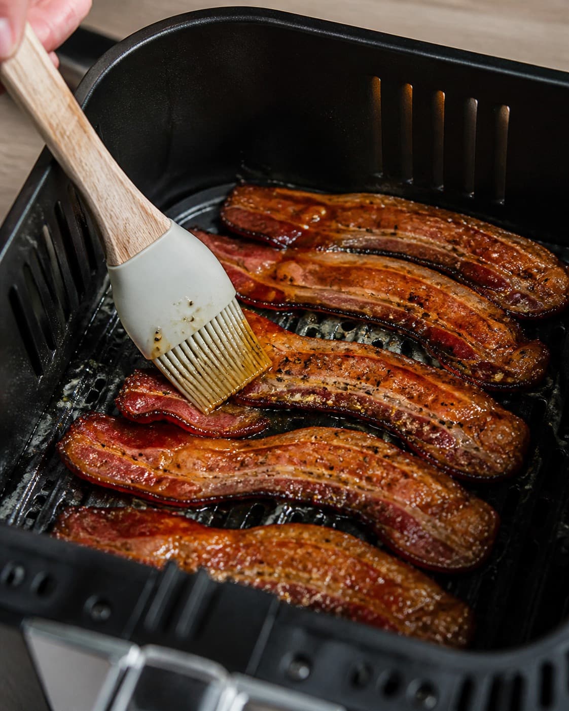 Næsten færdig bacon pensles tyndt med ahorn-dijonglasering
