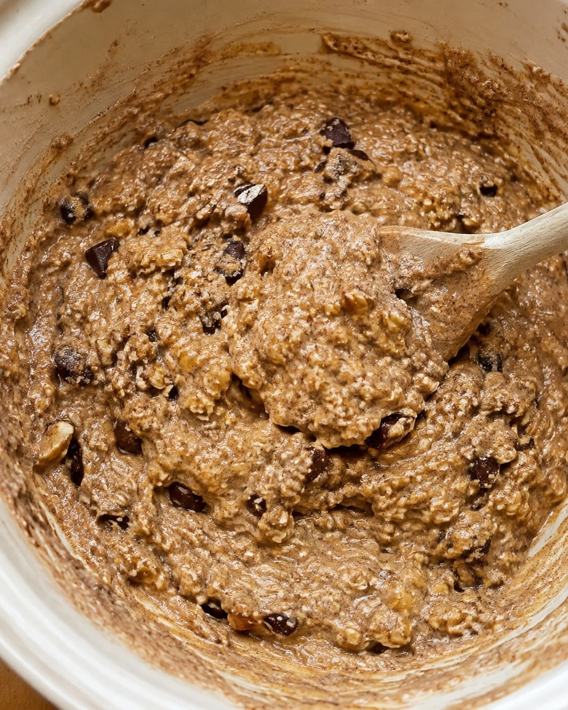Tørt mel og rug foldes kort i bananblanding med valnødder og mørk chokolade