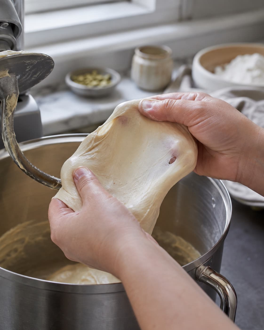 Blank kardemommedej strækkes til en tynd elastisk glutenrude