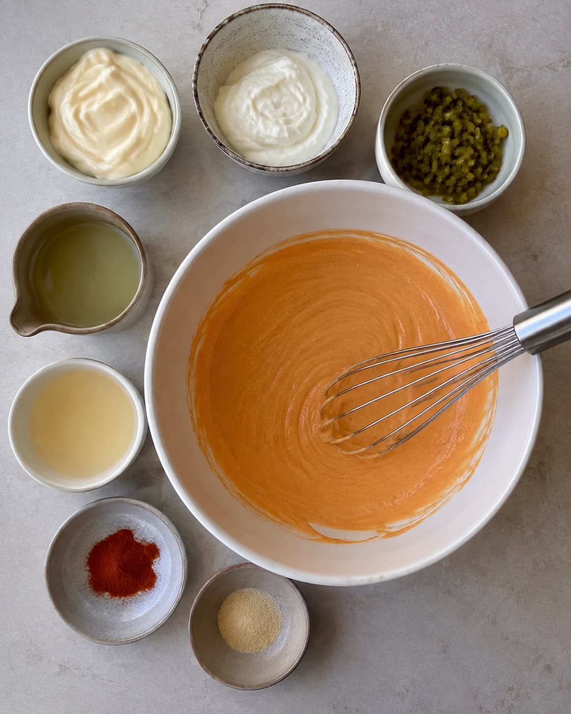 Peberpuré piskes med mayonnaise, skyr, cornichoner og krydderier