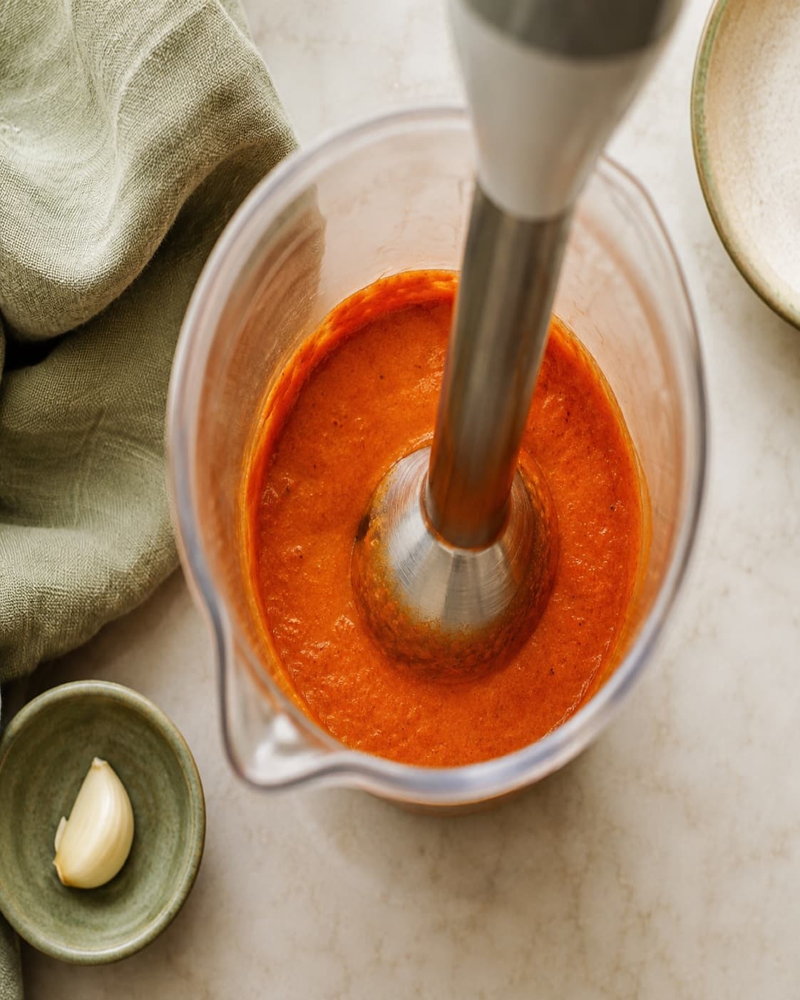 Ristet chili blendes glat med blomme, dijon, lime og paprika