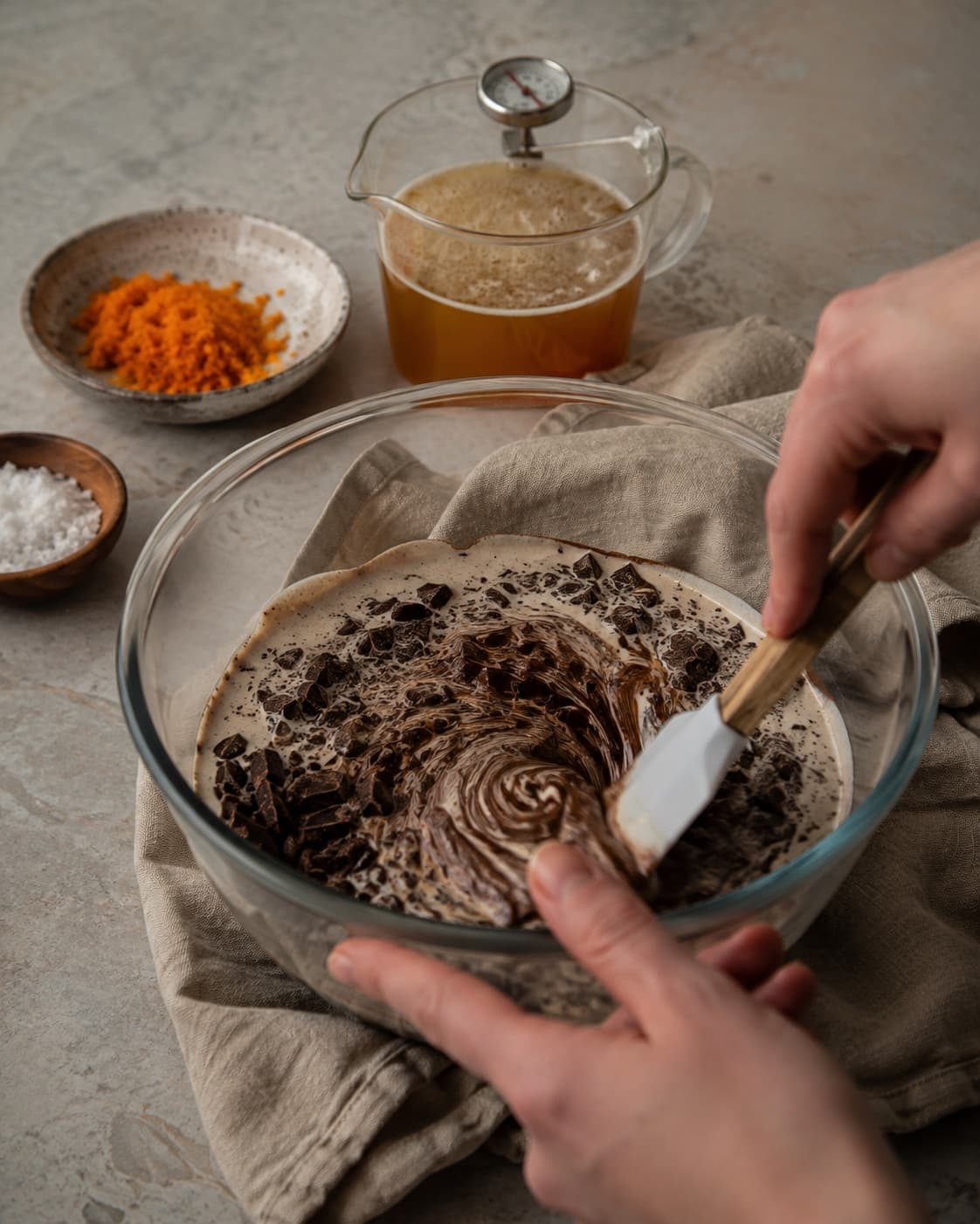 Varm fløde og brunet smør samles roligt med mørk chokolade