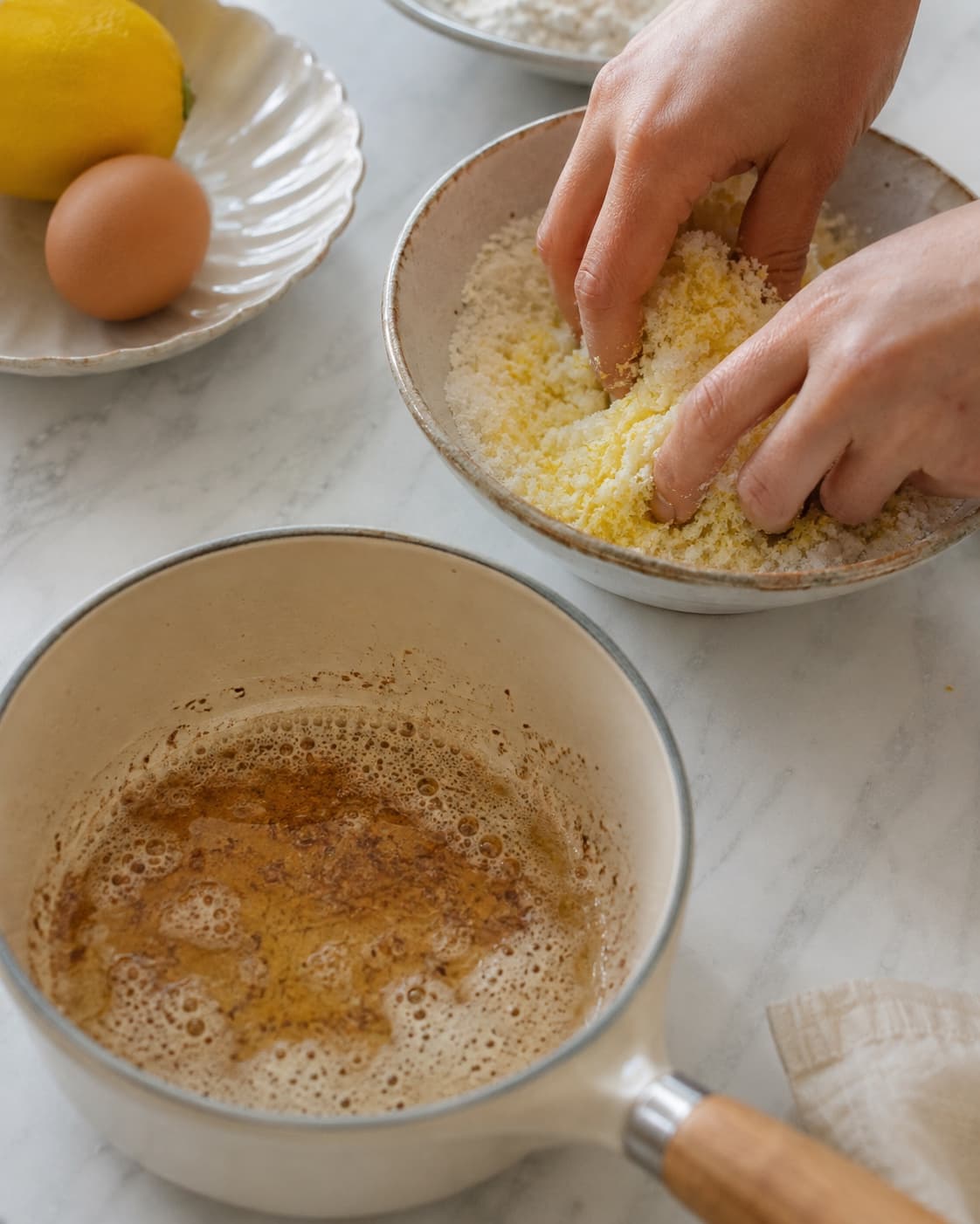 Brunet smør køles mens citronskal gnides ind i sukker