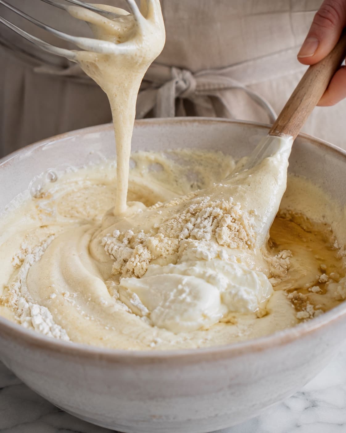 Lyst æggeskum foldes med mel, yoghurt og lunkent brunet smør
