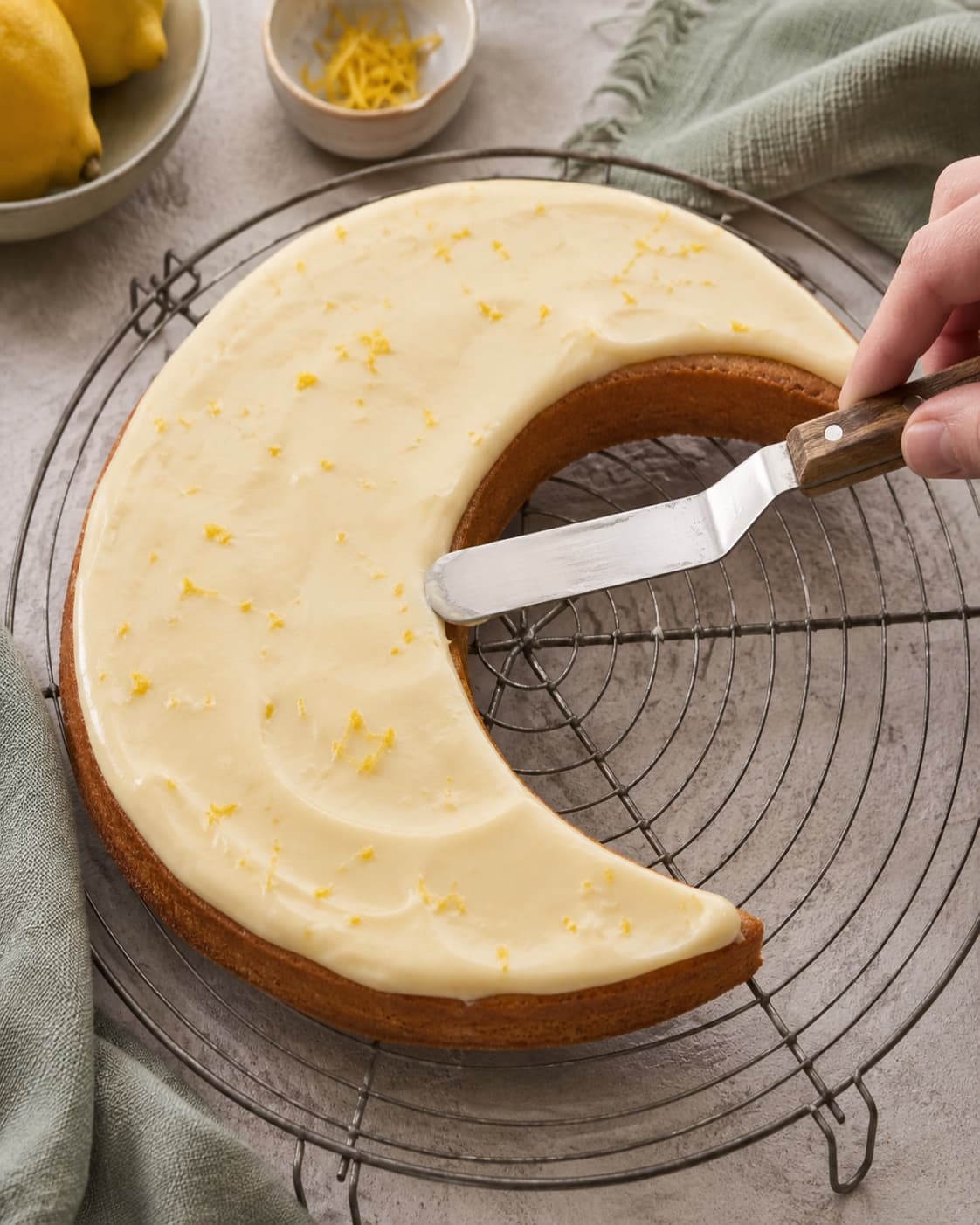 Helt kold citronmåne dækkes med glat mascarpone-citronglasur