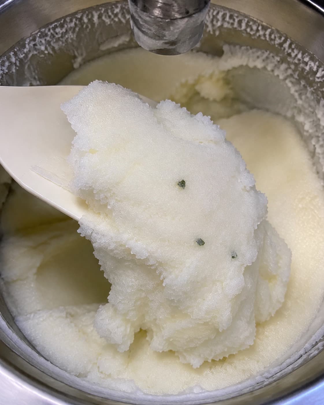 Næsten hvid citronsorbet med fine iskrystaller løftes fra ismaskinen