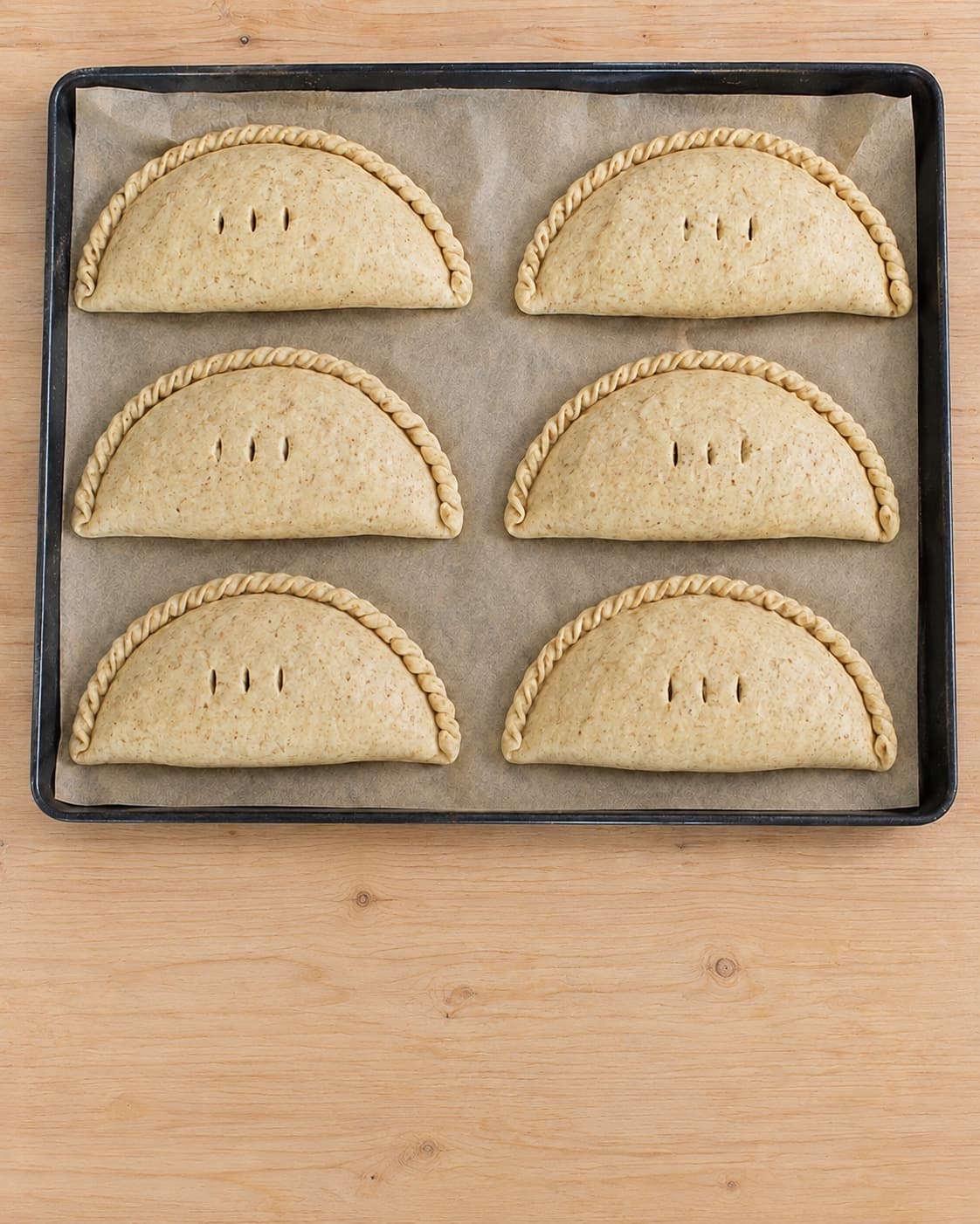 Seks rå pasties formes til 380 gram med tæt crimp