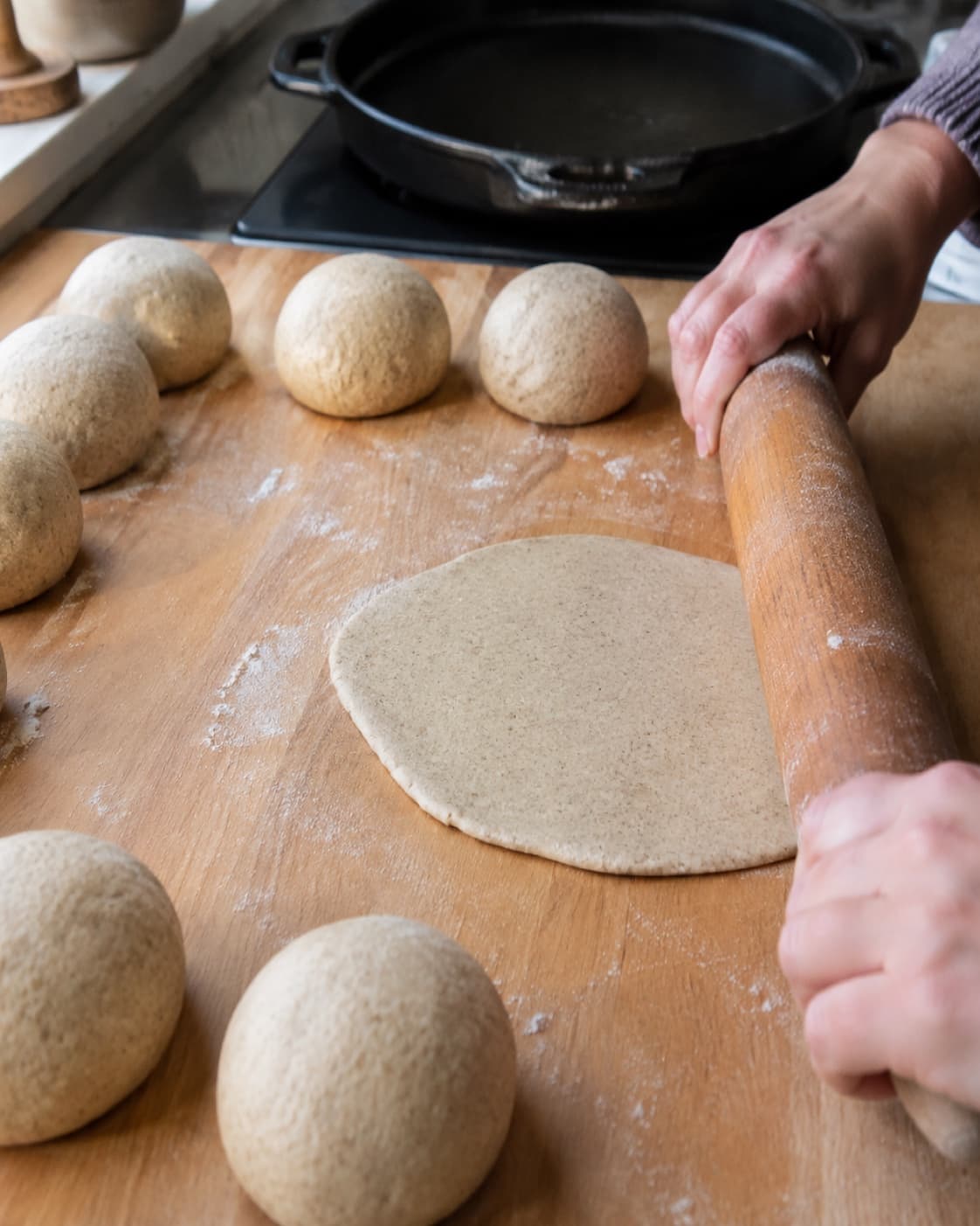 Otte dejkugler rulles til tynde ovale fladbrød