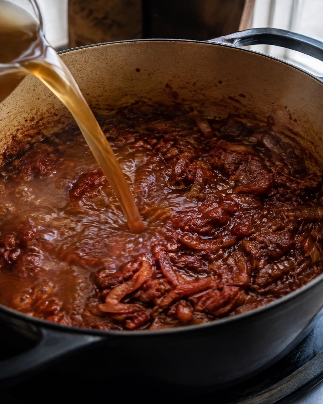Ravløg og paprika bliver blank teglrød suppebase