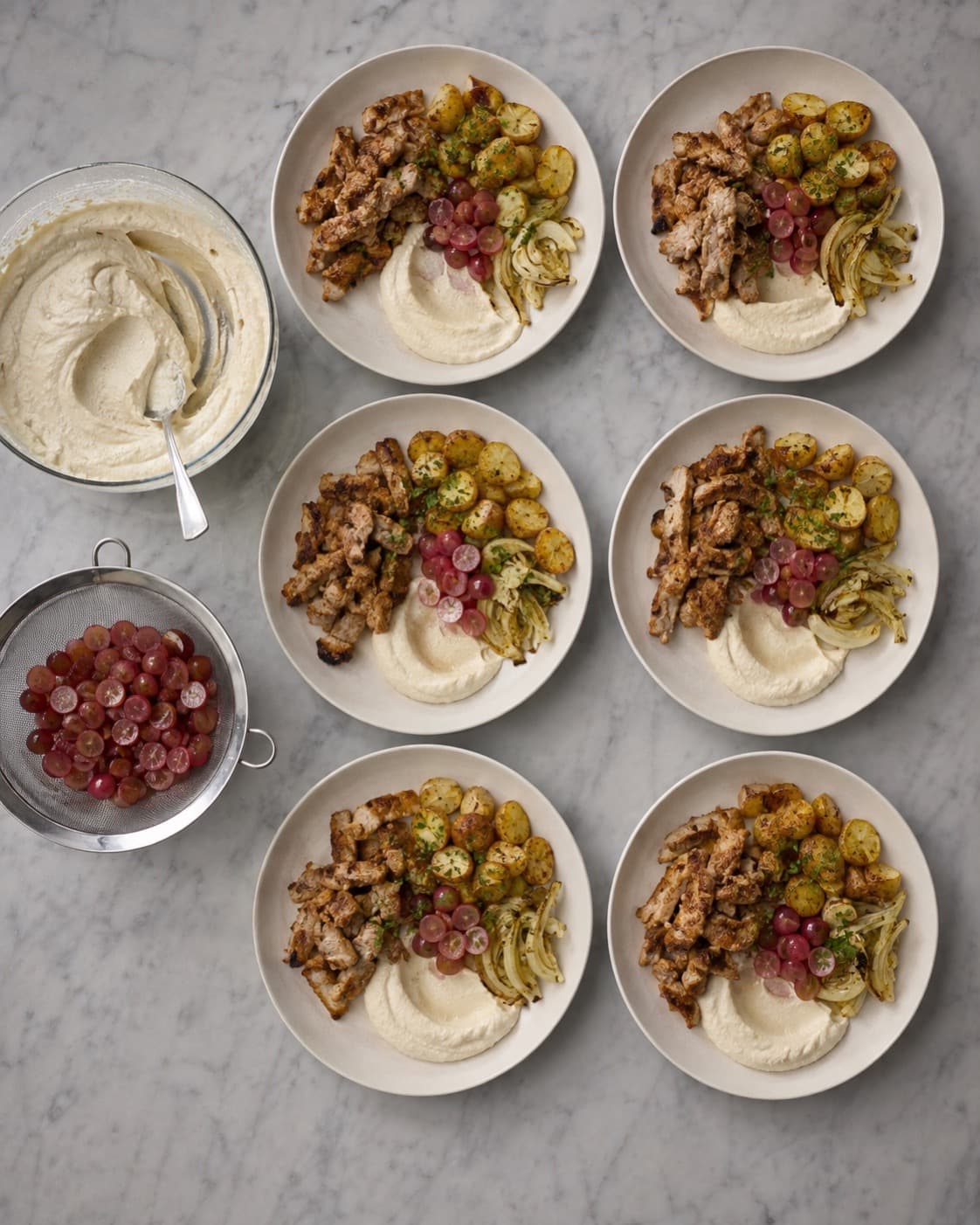 Seks gyros-tallerkener anrettes med bønnecreme og syltede druer