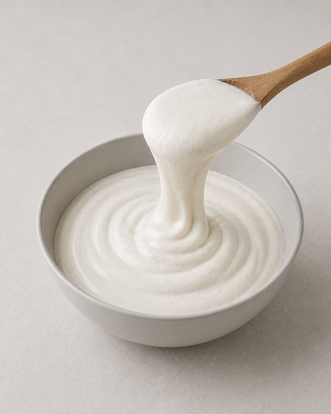 Vanilje-skyrcreme røres til cirka 650 gram