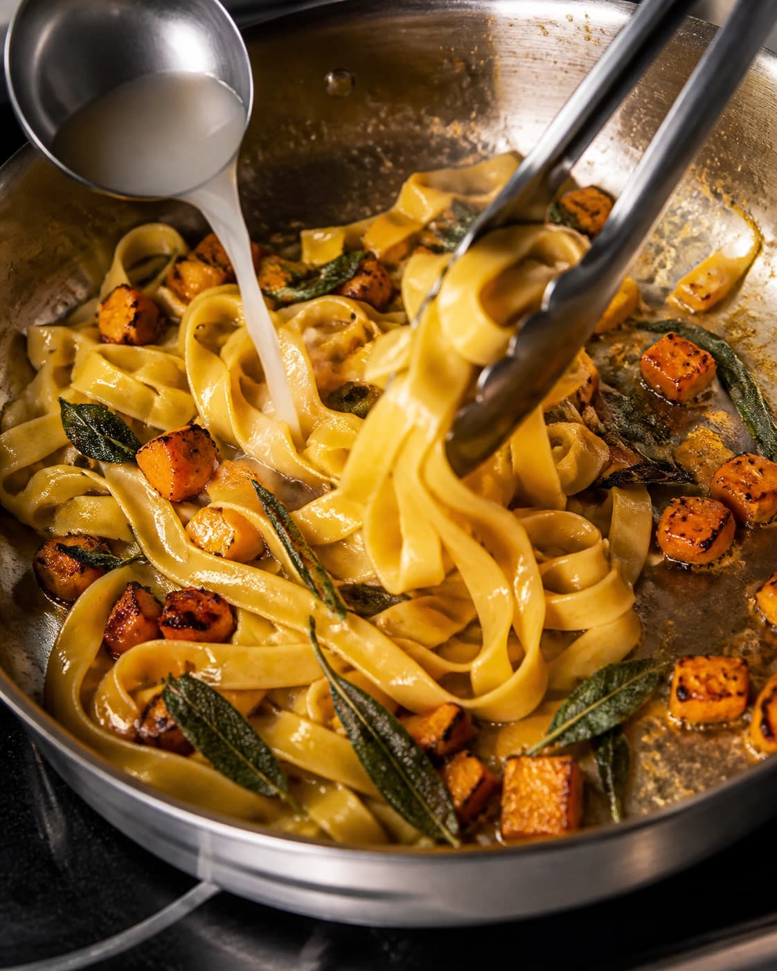 Frisk tagliatelle vendes med græskar, salviesmør og stivelsesholdigt pastavand