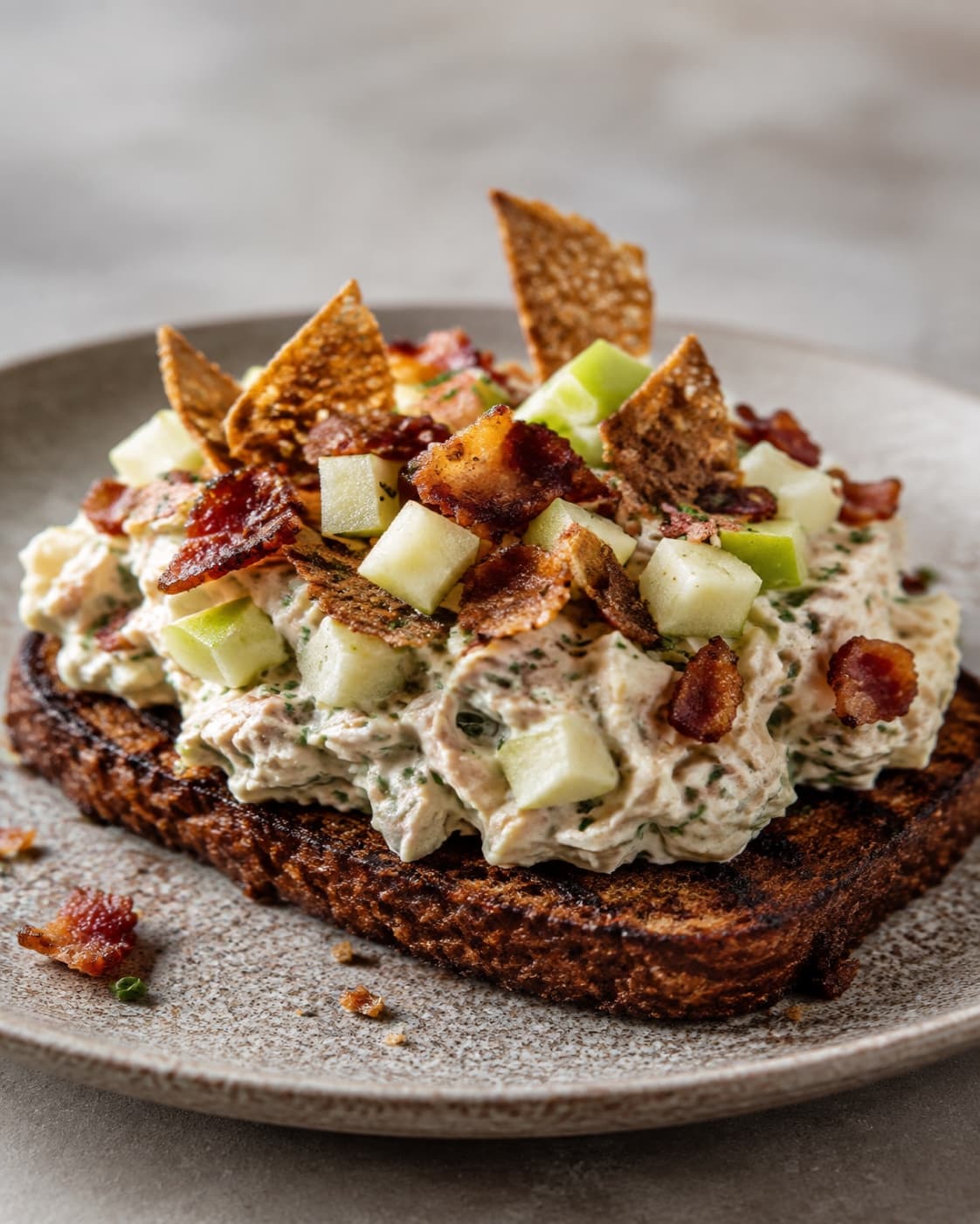 Hønsesalat toppes med æble bacon og rugchips