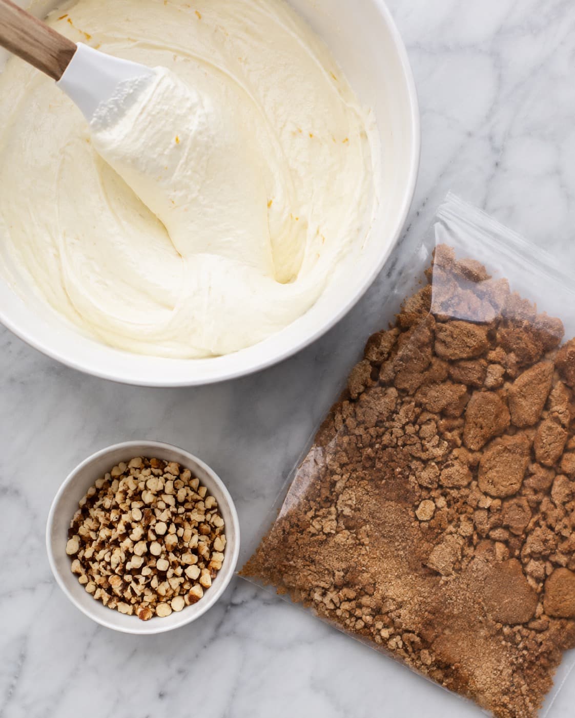Mascarpone-yoghurtcreme røres glat ved siden af brunkage-mandelknas