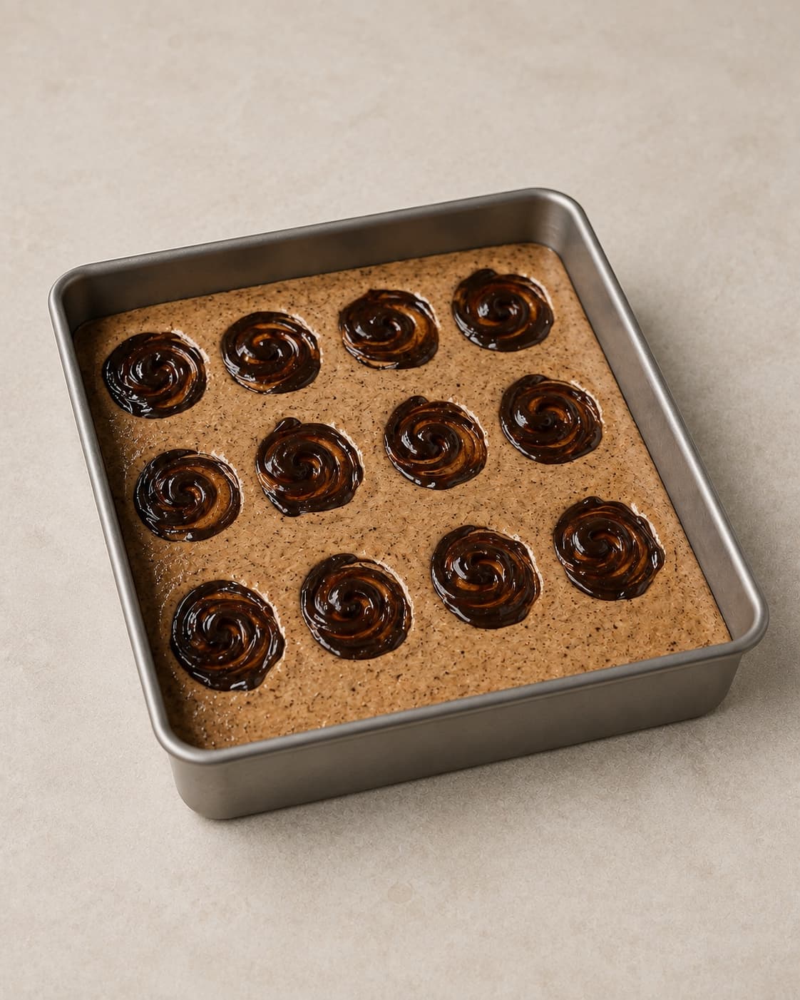 Kaffekagedej fordeles med tolv sesamkaramelswirls