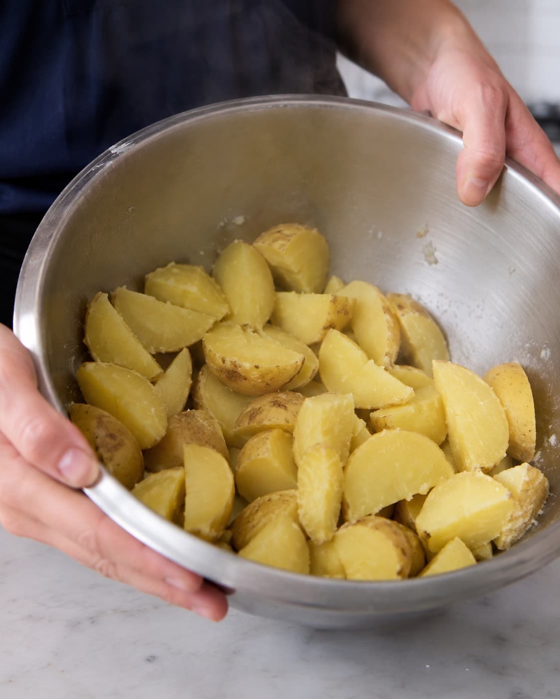 Delvist møre kartoffelbåde rystes til en ru melet overflade