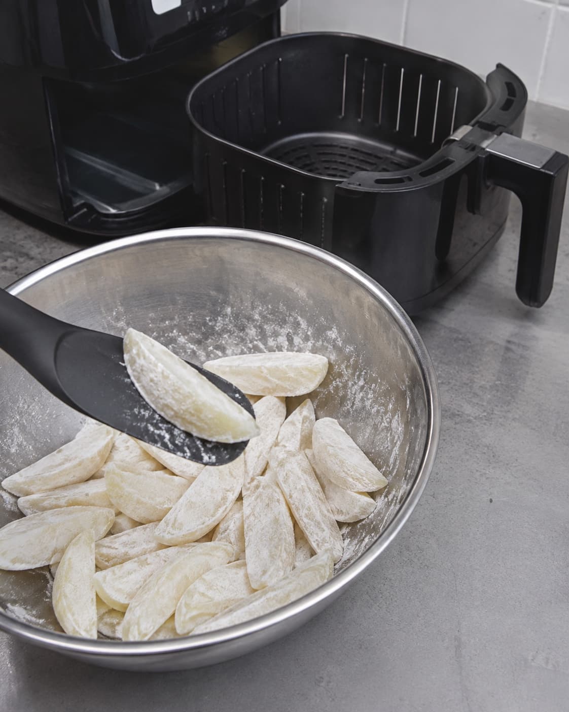 Ru kartoffelbåde dækkes tyndt med olie, kartoffelstivelse og salt