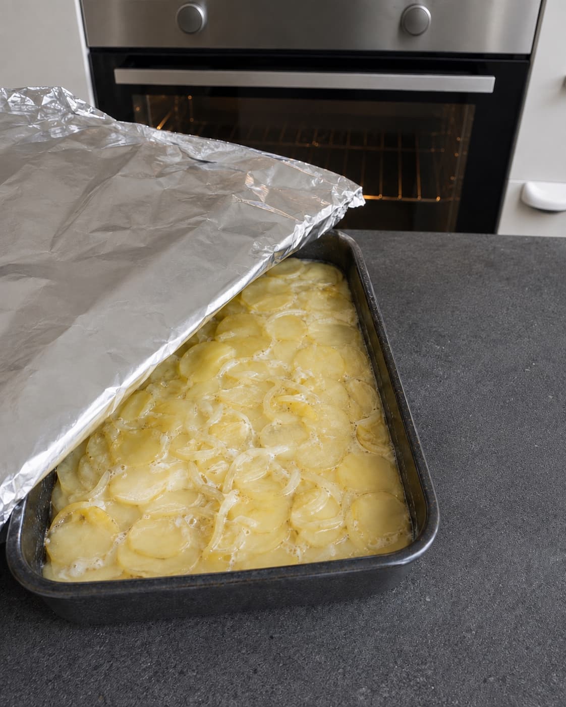 Kartoffelgratin med 2 millimeter skiver bages dækket ved 180 grader til 90 grader