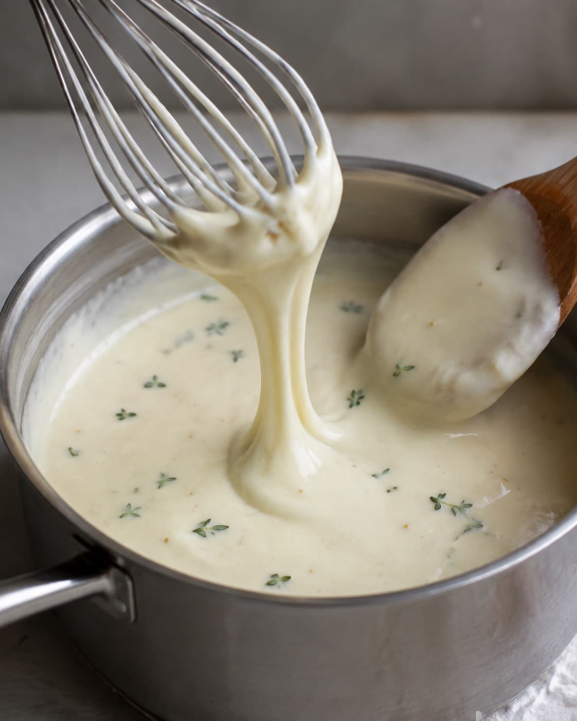 Timianbechamel koges glat og tyk nok til at dække en ske
