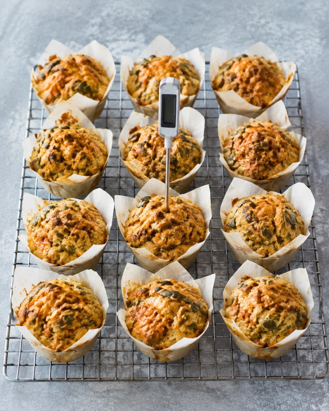 Tolv kartoffelmuffins bages til tørre sprækker og målt gennembagt kerne
