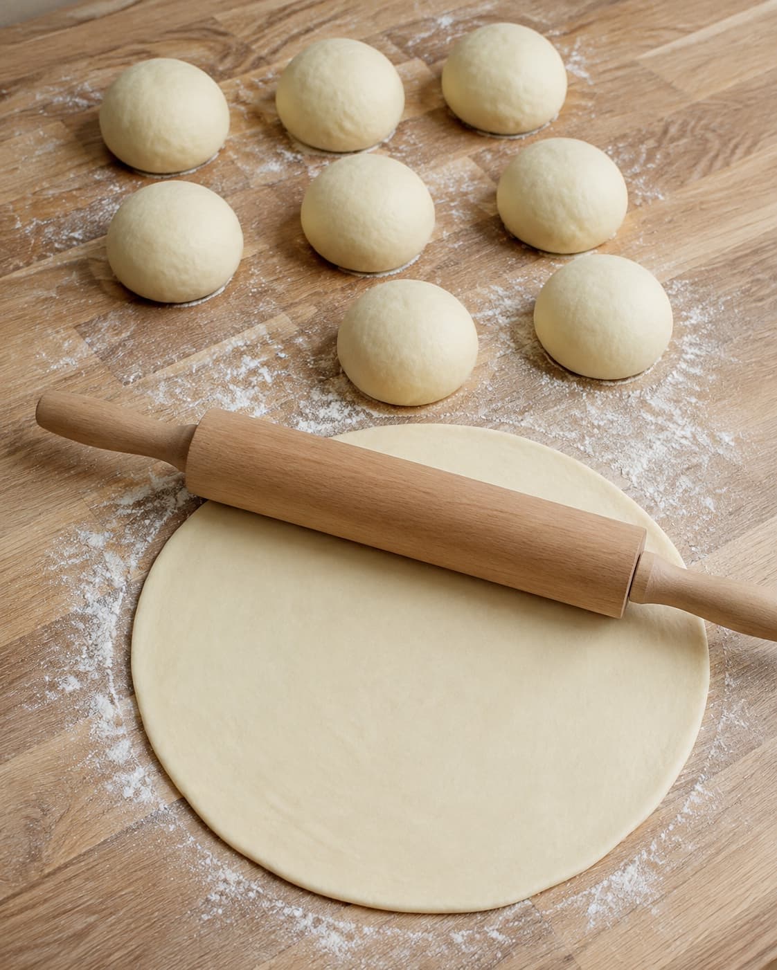 Kartoffeldejen deles i otte ens portioner og rulles tyndt uden revner