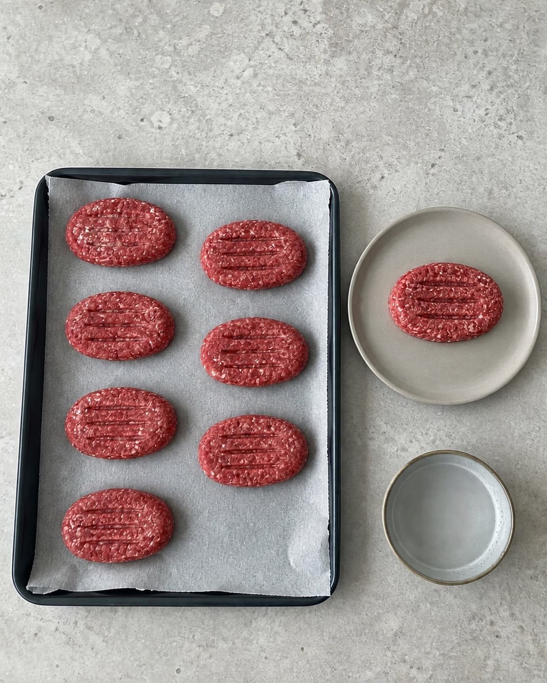Præcis otte flade kofte formes til 95 gram med tre lave fordybninger