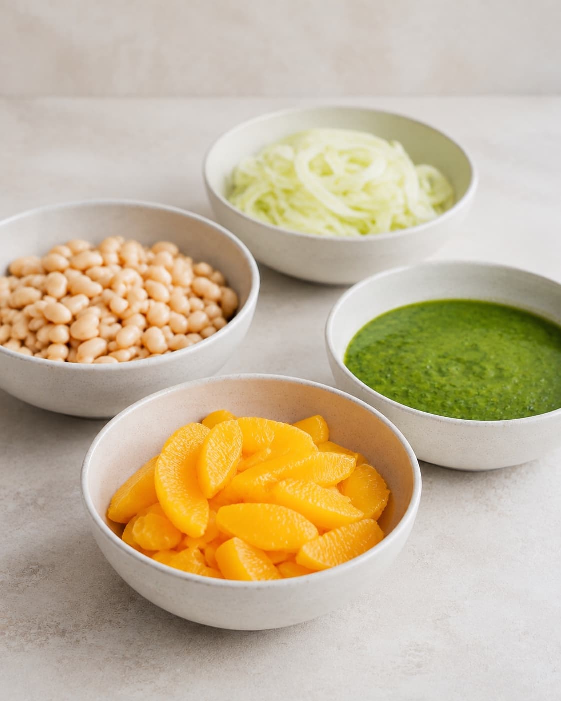 Bønner, fennikel, appelsin og persilledressing klargøres separat