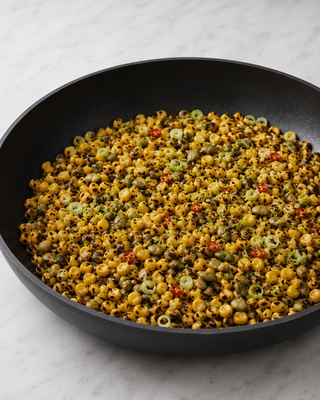 Majs, græskarkerner, lime og chili ristes til 300 gram topping